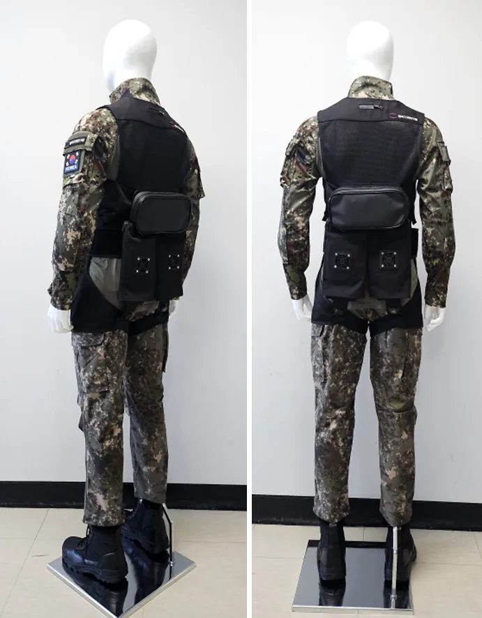 위장복 위에 착용한 국방용 Bionic Suit 후면