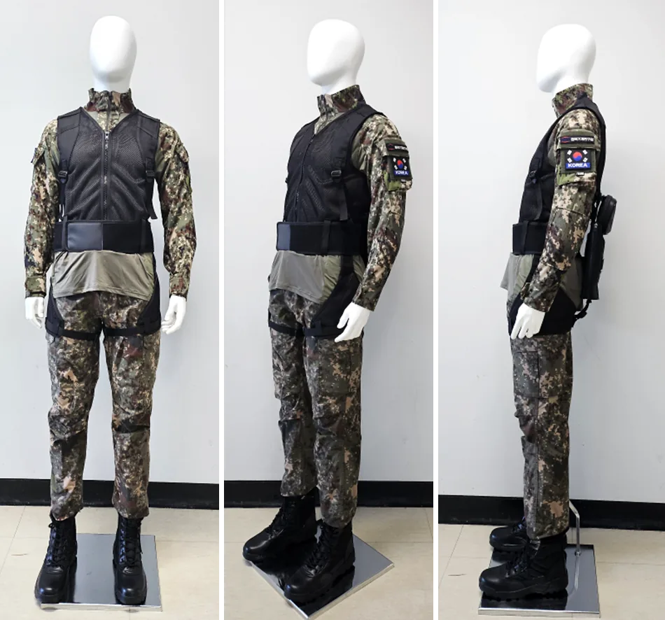 위장복 위에 착용한 국방용 Bionic Suit 정면