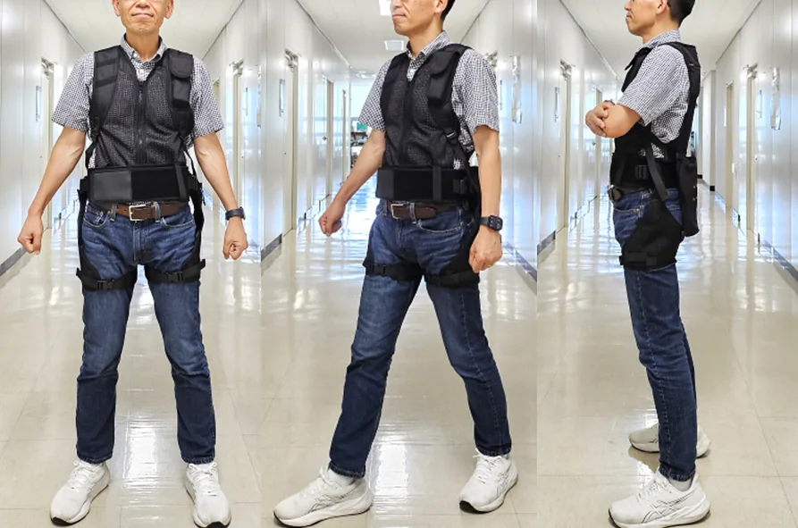 복도에서 Bionic Suit Waist를 착용한 정면·측면·후면 모습