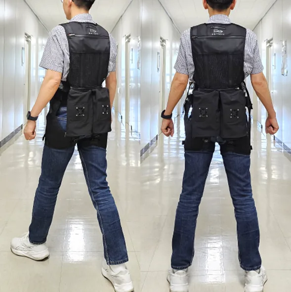 Bionic Suit Waist 착용자의 앞모습과 뒷모습